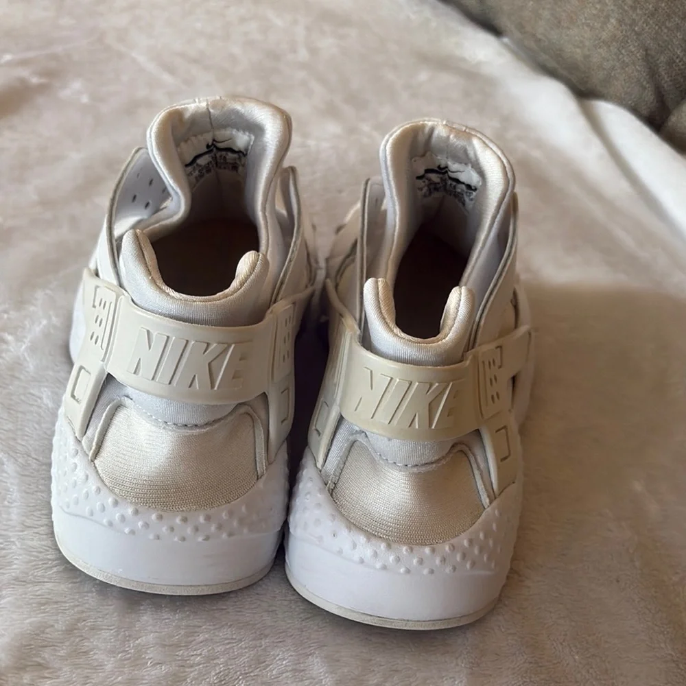 Gently Loved Nike White 2016 Huarache Sneaker **No laces or Inserts **
